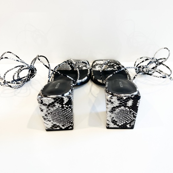 New Pretty Little Thing Snake Embossed Thong Block Heel Sandals Womenโs Size 9 - Picture 6 of 8